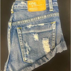 ONE TEASPOON size 26 trash bandit short shorts.